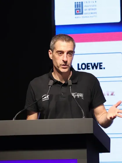 An international expert delivers a presentation, sharing global best practices and technological advancements with the Indian market.