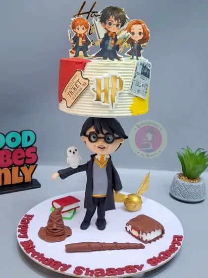 Wingardium Leviosa! This Harry Potter themed anti-gravity cake was created during our 6-day Cake Business Reboot Masterclass. It combines complex structuring with detailed fondant work, including a hand-sculpted Harry, Hedwig, and the golden snitch.