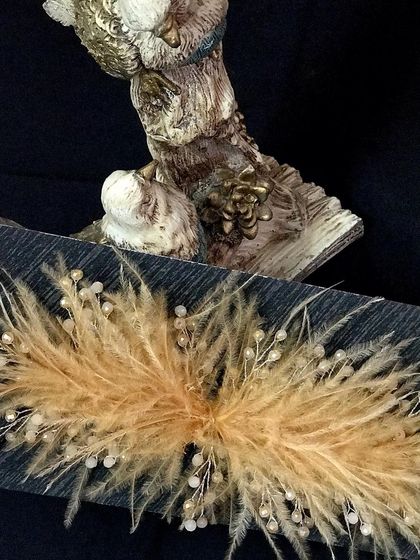 Flutter into your fairytale wedding with this enchanting gold feather hair accessory. It's the perfect finishing touch for a romantic bride.