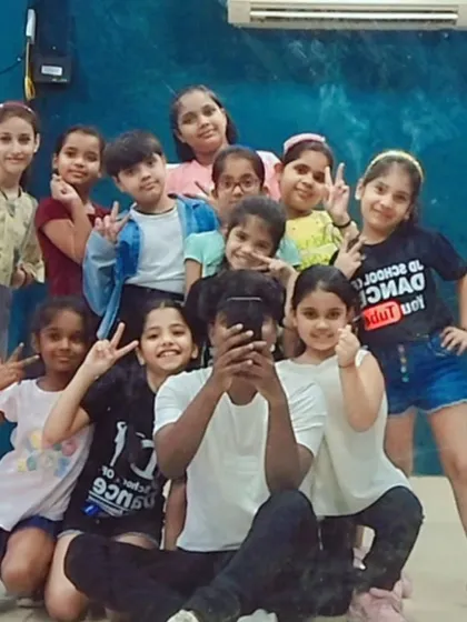 All smiles and victory signs with the crew. This is what a successful and fun-filled dance session looks like.