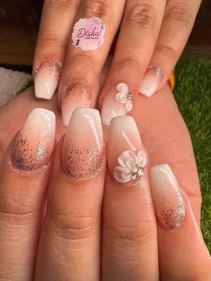 A beautiful and delicate design for any occasion. This set features a soft ombre base with a sprinkle of glitter and lovely 3D white flowers.