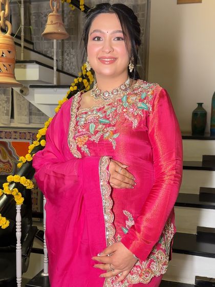 The complete look for this Mata ki Chowki is all about a natural, happy glow. The soft makeup ensures she looks festive yet feels comfortable throughout the event.