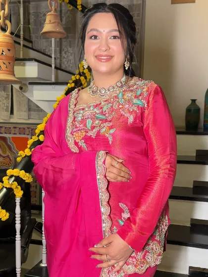 The complete look for this Mata ki Chowki is all about a natural, happy glow. The soft makeup ensures she looks festive yet feels comfortable throughout the event.