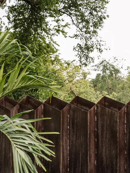 The custom-patterned metal boundary at Tellado Villas, crafted with rhombus aluminum profiles. This subtle feature provides security while naturally tying into the home's design, proving that even the smallest details are key to a cohesive space.