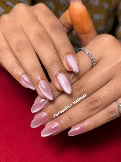 A subtle and elegant cat-eye effect in a soft pink shade. This design is perfect for everyday wear, providing a touch of shimmer and sophistication without being too bold.