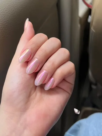 A perfect example of the trendy glazed donut look, these almond-shaped gel extensions have a pearlescent chrome finish for a clean, iridescent shine.