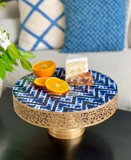 This cake stand from our Bali Collection combines a traditional Batik print with a modern, ornate gold base. It's a perfect centerpiece for serving cakes or fruits, bringing rich island artistry to your table.