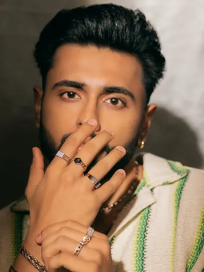 Effortlessly suave. A portrait of the modern man adorned with our Noya collection of rings and chains.