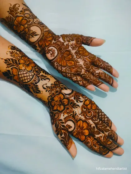 A beautiful and popular choice for guests and bridesmaids. This design features lovely hibiscus flowers, delicate vines, and neat shading that covers the hands elegantly.