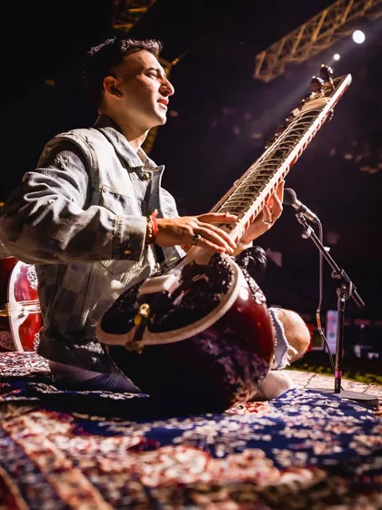 A close-up from a soundcheck. Even in these early hours, the connection with the sitar is everything.