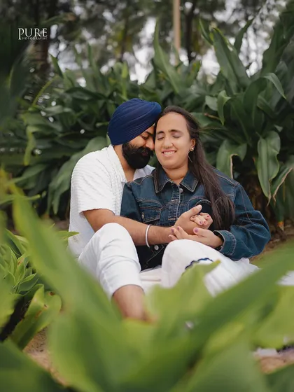 Wrapped in a loving embrace, this close-up of Kulneet and Prabhleen captures the intimacy and warmth of their relationship amidst a beautiful natural backdrop.