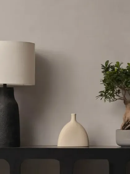 A beautiful bonsai tree brings a touch of nature indoors, a key element of Japandi design. These small details help establish a harmonious connection with the outdoors and add life to the space.