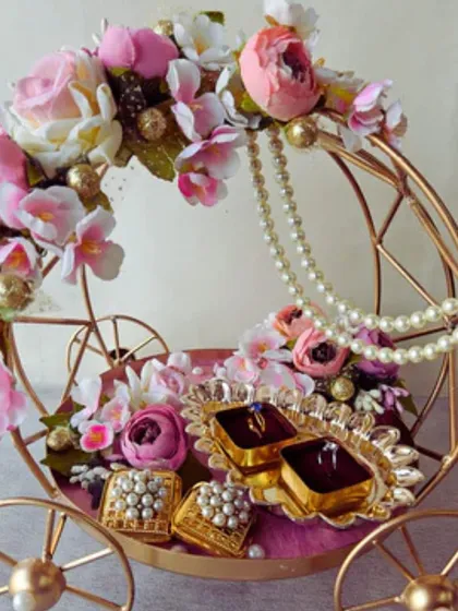 This enchanting floral carriage is one of my favorite ways to present the rings. It’s a fairytale moment, handcrafted with delicate flowers and pearl details, designed to make your engagement ceremony absolutely unforgettable.