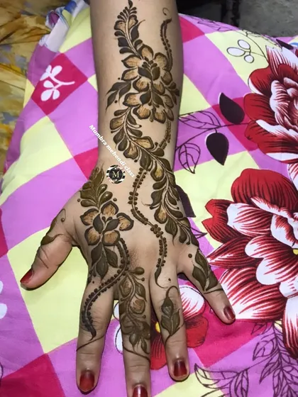A lovely floral and leafy vine design. This is a great example of a classic Arabic bail.
