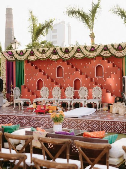 This Maharashtrian Haldi was a beautiful blend of tradition and joy. The backdrop, inspired by traditional step-wells, was painted in earthy terracotta and adorned with floral garlands, creating a culturally rich and visually stunning stage for the ceremony.