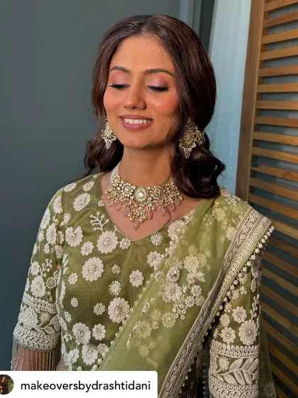 For her Mandap Muhurat, we chose a soft look that wouldn't overpower her natural beauty. The makeup is subtle, with details that honor her heritage beautifully.