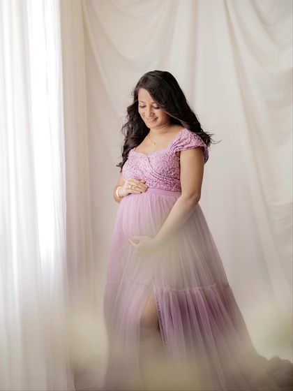 A duplicate of ID 1, this soft and introspective pose is a perfect way to capture the inner glow of motherhood.