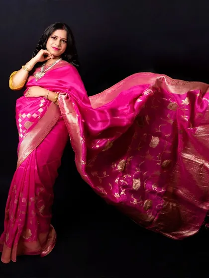A full-length portrait showing off this stunning pink Banarasi saree. It’s a perfect example of how we can style a traditional saree for a glamorous maternity look.