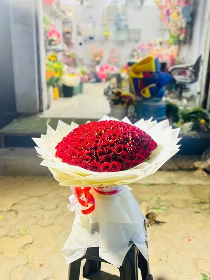 This grand bouquet of over a hundred fresh red roses is one of my best sellers for making a big statement. It's perfect for anniversaries, proposals, or Valentine's Day, and I can deliver it the same day in Ghaziabad.
