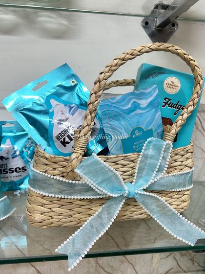A calming, pastel blue hamper to congratulate a new mom on the arrival of her baby boy. It's filled with soothing skincare essentials and mood-lifting treats like Hershey's Kisses and fudge brownies.