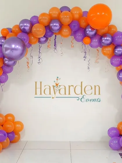 A simple balloon arch in purple and orange. This kind of versatile decoration is perfect for store openings, office parties, or school events.
