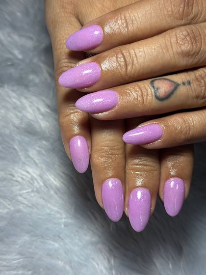 A simple yet stunning set of shimmery lilac nails.