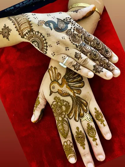 A playful combination of two different bird motifs. This shows how we can create a coordinated yet non-identical look for both hands.