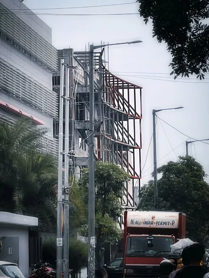 The curved metal lattice during construction. This image shows the transition from a digital model to a physical structure, highlighting the engineering complexity involved.