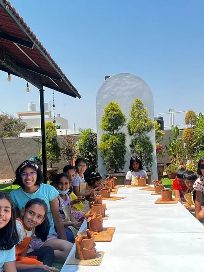 Here's our outdoor setup for a terracotta hand-building session during a sunny summer camp day. Working with clay under the open sky is a fantastic sensory experience, and the kids absolutely love getting their hands dirty to sculpt their ideas.