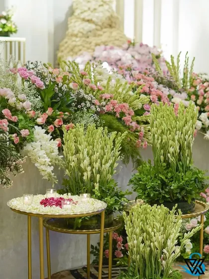A closer look at the fresh tuberoses and roses used in our arrangements. We believe in using high-quality, abundant florals to create a truly luxurious feel.