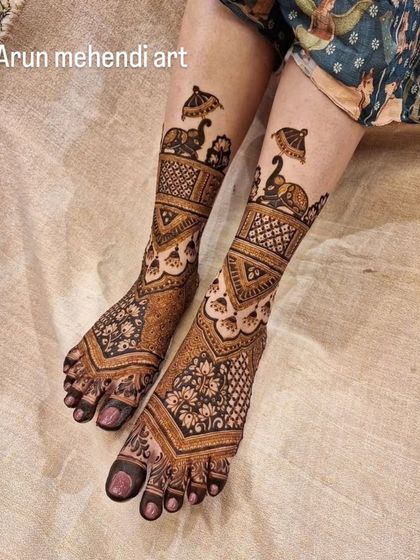 A lovely floral and elephant motif foot mehendi design. The patterns are perfect for brides who want something traditional yet not too heavy.