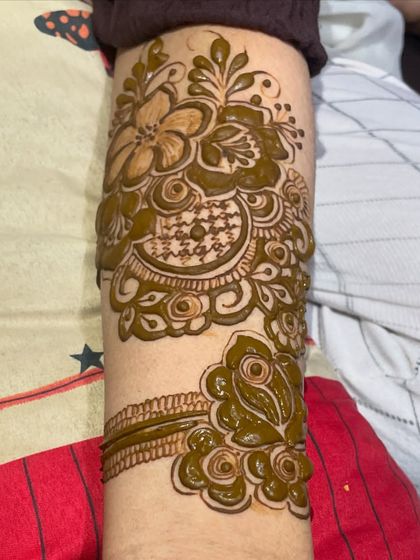 A beautiful floral band design on the arm, perfect as part of a bridal or heavy party look.