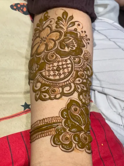 A beautiful floral band design on the arm, perfect as part of a bridal or heavy party look.