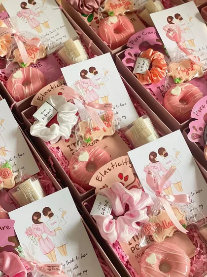 Kicking off a bridesmaid series with this sweet and simple hamper. It includes a face mask, custom scrunchie, scented candle, donut soap, and a personalized name cookie.