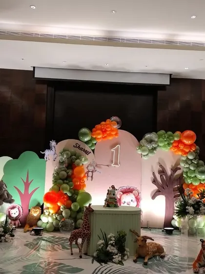 This wide-angle shot shows the impressive scale of our jungle theme decor. With tall giraffe props, tigers, and gorillas placed around the venue, we transform a simple room into an immersive wildlife adventure for a first birthday.