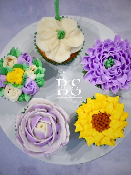 A garden of edible delights! In our floral cupcake session, students learn various piping techniques to create realistic buttercream flowers like roses, sunflowers, and chrysanthemums.