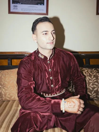 A relaxed moment backstage in the maroon velvet. Even in repose, the style makes a statement.
