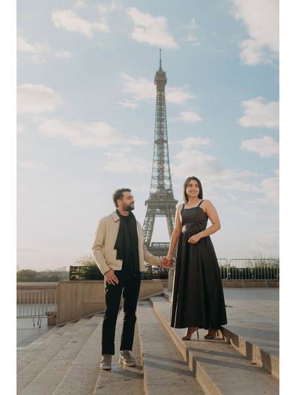 A classic pre-wedding portrait at the Trocadéro in Paris. The clear sky and iconic landmark create a picture-perfect memory of a romantic getaway.