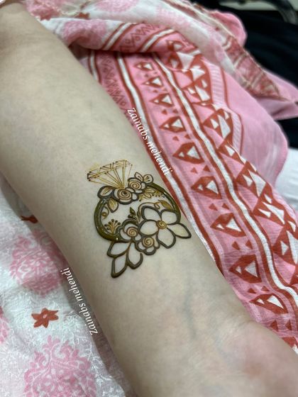 A close-up of the diamond ring motif I created for Rida's engagement henna. It's a fun and symbolic touch for the special day.