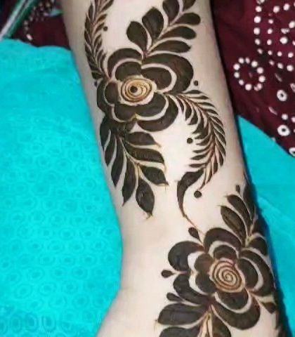 A bold and striking Arabic floral design on the arm. The use of thick lines and dark-filled leaves makes this a very eye-catching piece.