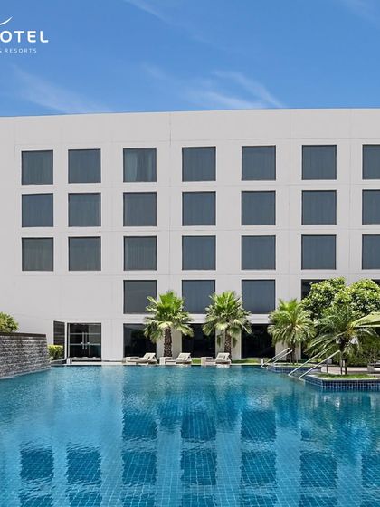 The expansive pool at Novotel offers a refreshing escape. Surrounded by modern architecture and comfortable loungers, it's an ideal spot for both relaxation and recreation.