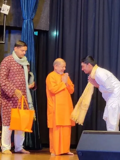 Receiving blessings from Tejomayanand Swamiji at Chinmaya Vibhooti, Pune. The spiritual environment added another dimension to the musical experience.