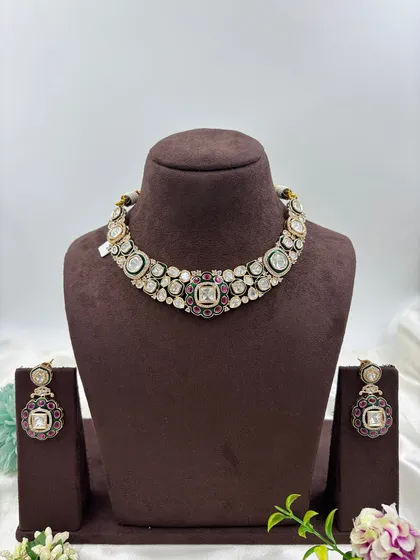 The full kundan choker set with matching earrings, displayed on a bust.