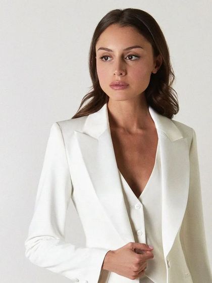 A closer look at the sharp lapels and perfect fit of the white power suit blazer and waistcoat. Every piece is made to your exact measurements.