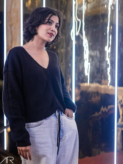 A guest looking chic and relaxed in jeans and a sweater.