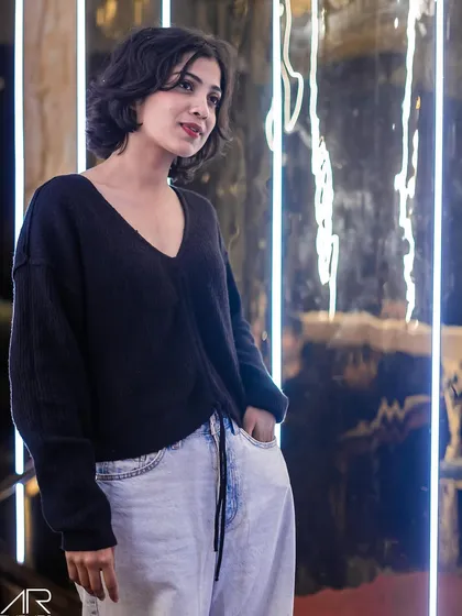 A guest looking chic and relaxed in jeans and a sweater.