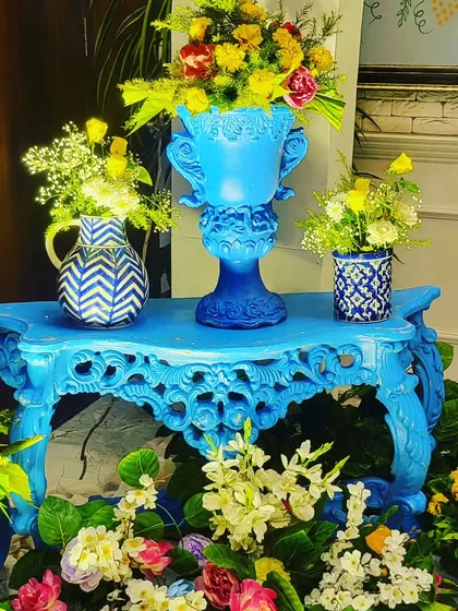 Detail shot from a blue pottery themed Haldi. I use unique props like these intricately carved blue tables and vases to bring a specific theme to life, adding a layer of artistry to the decor.