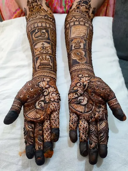 This angle highlights the different symbolic elements, like the doli and kalash, that we cover in the figurative course.