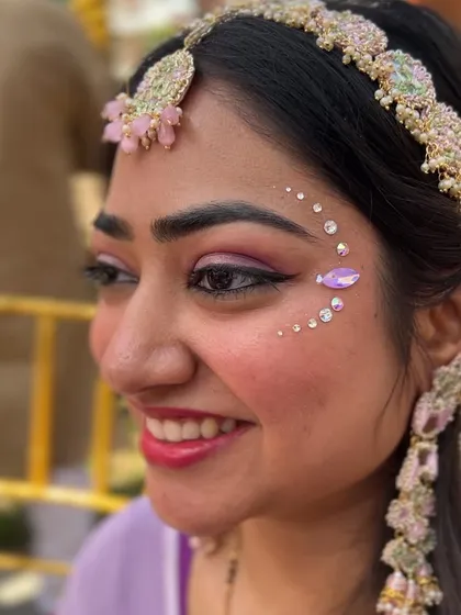 A beautiful and subtle jewel design, perfect for a bridesmaid or a guest at a Haldi ceremony. The lavender stone perfectly matches her outfit.