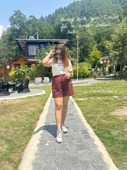 A styling dose for today: Always tuck in your t-shirt for a smart casual look. It's a simple trick that instantly makes your outfit look more put-together and defines your waist.